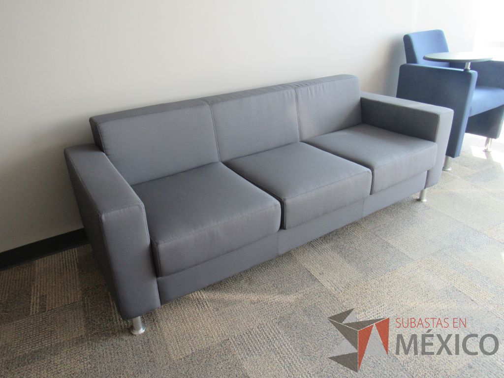 Lote 026 - Sillón de 3 plazas con 4 patas metálicas, asiento y respaldo en tela color gris. - Imagen 3
