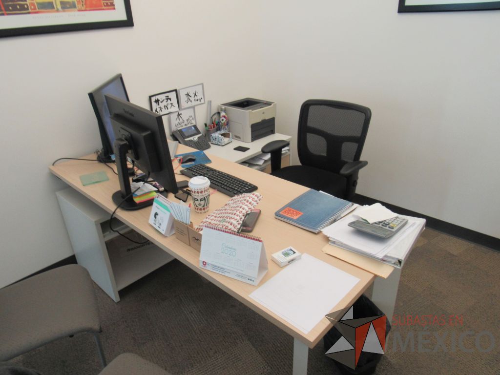 Lote 027 - Escritorio en escuadra con cubierta tipo madera y credenza de pedestal con 1 cajón. - Imagen 2