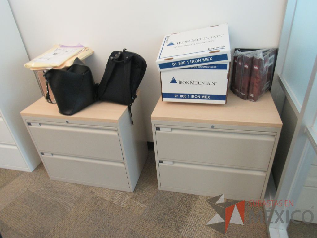 Lote 027 - Escritorio en escuadra con cubierta tipo madera y credenza de pedestal con 1 cajón. - Imagen 7