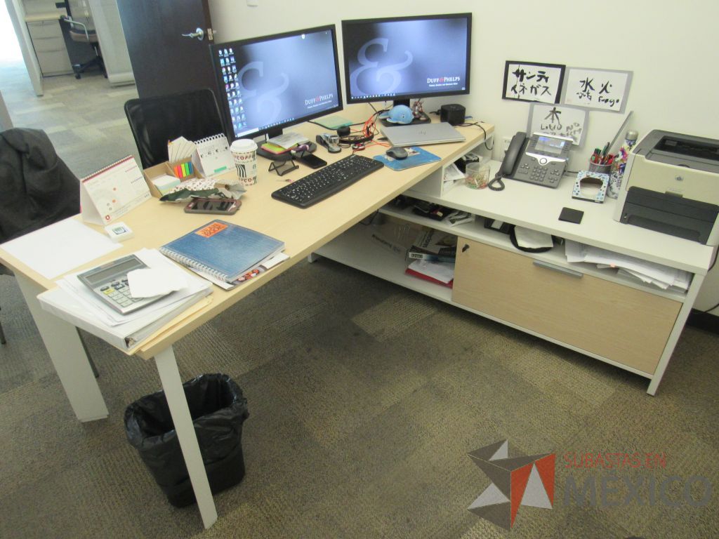 Lote 027 - Escritorio en escuadra con cubierta tipo madera y credenza de pedestal con 1 cajón.