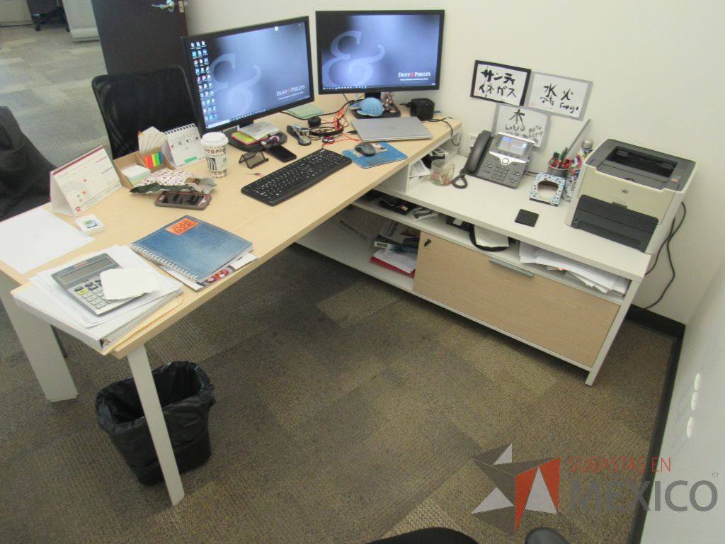 Lote 027 - Escritorio en escuadra con cubierta tipo madera y credenza de pedestal con 1 cajón. - Imagen 3