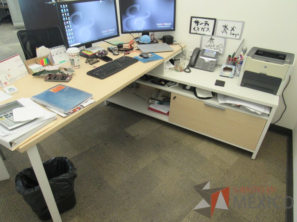 Lote 027 - Escritorio en escuadra con cubierta tipo madera y credenza de pedestal con 1 cajón. - Imagen 4