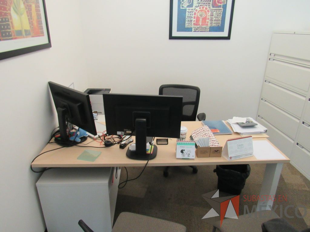 Lote 027 - Escritorio en escuadra con cubierta tipo madera y credenza de pedestal con 1 cajón. - Imagen 5