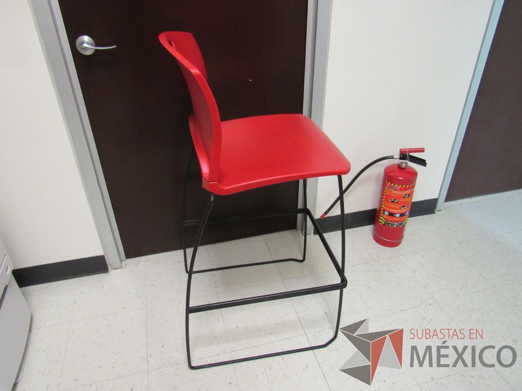 Lote 011 - 3 Sillas altas con base metálica, asiento y respaldo liso color rojo - Imagen 2
