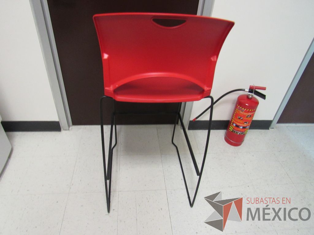 Lote 040 - 2 Sillas altas con base metálica, asiento y respaldo liso color rojo - Imagen 3
