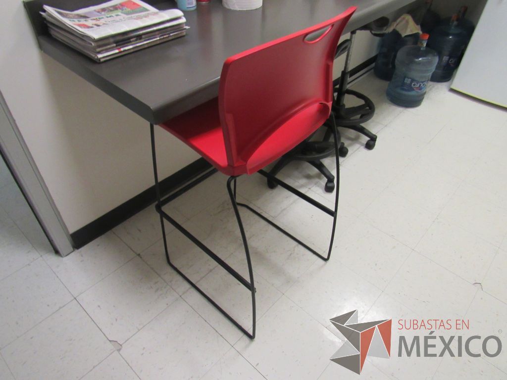 Lote 011 - 3 Sillas altas con base metálica, asiento y respaldo liso color rojo - Imagen 4