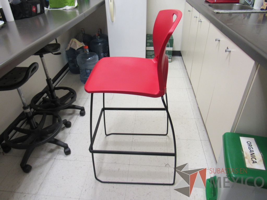 Lote 040 - 2 Sillas altas con base metálica, asiento y respaldo liso color rojo - Imagen 6