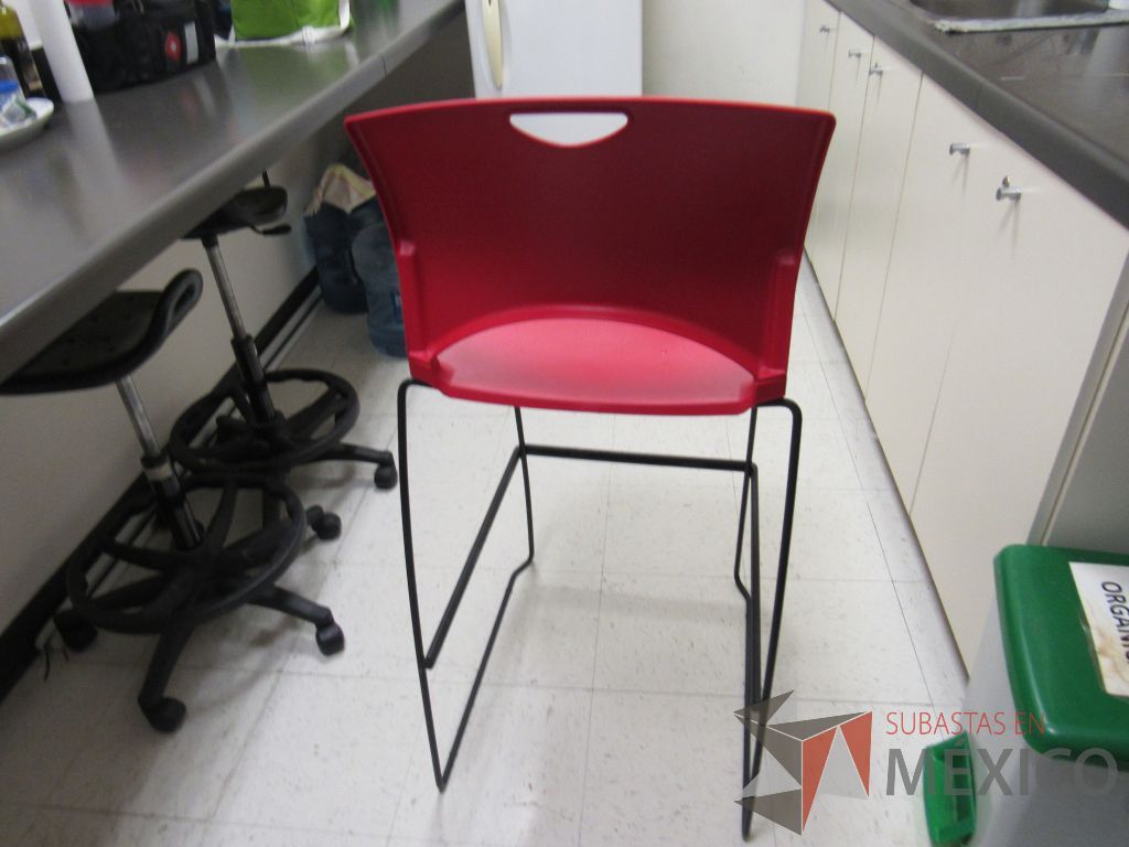 Lote 011 - 3 Sillas altas con base metálica, asiento y respaldo liso color rojo - Imagen 7