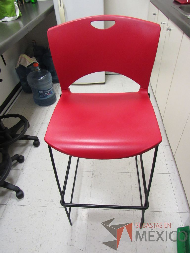 Lote 040 - 2 Sillas altas con base metálica, asiento y respaldo liso color rojo - Imagen 8