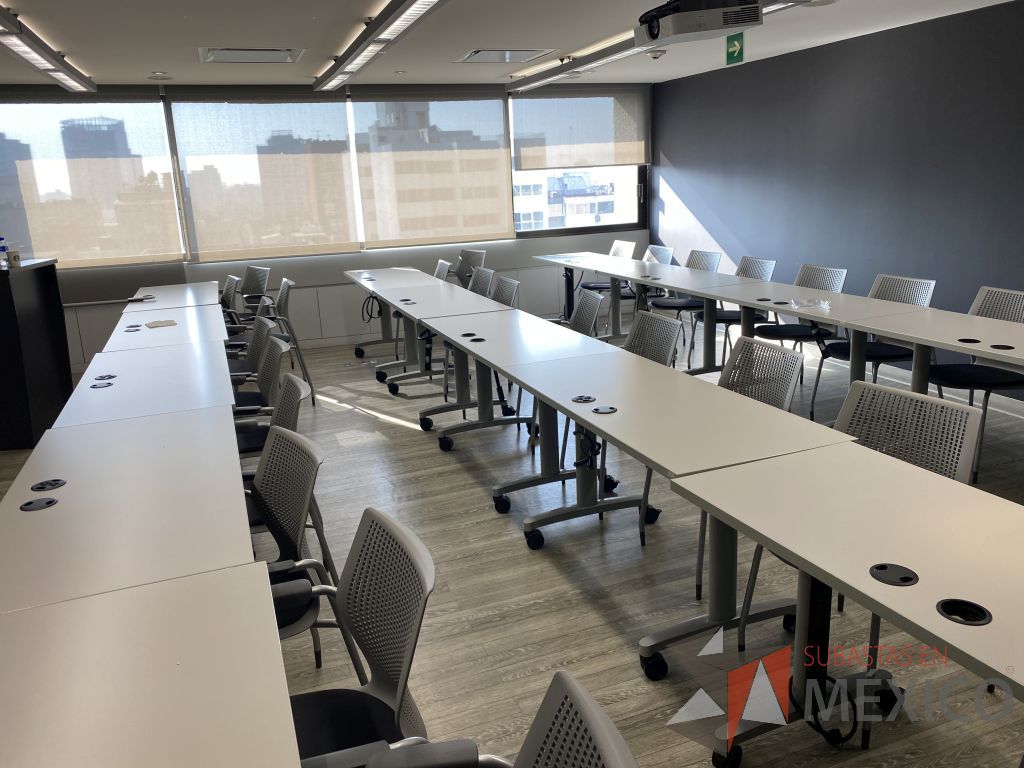 Lote 022 - 2 Mesas de trabajo con accesorios para conexiones y base metálica con ruedas - Imagen 8