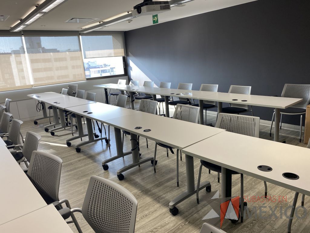 Lote 022 - 2 Mesas de trabajo con accesorios para conexiones y base metálica con ruedas - Imagen 12