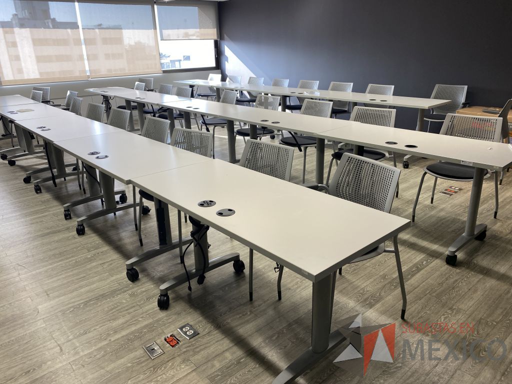 Lote 022 - 2 Mesas de trabajo con accesorios para conexiones y base metálica con ruedas - Imagen 9