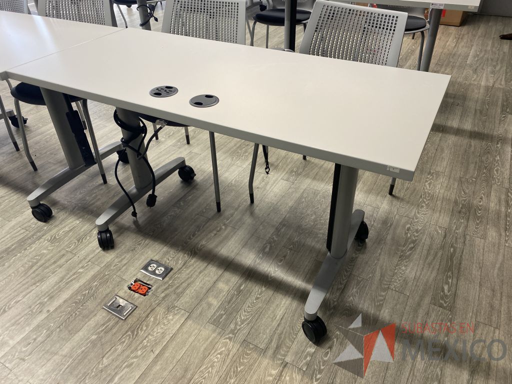 Lote 022 - 2 Mesas de trabajo con accesorios para conexiones y base metálica con ruedas - Imagen 10