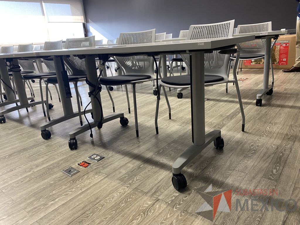 Lote 022 - 2 Mesas de trabajo con accesorios para conexiones y base metálica con ruedas - Imagen 11