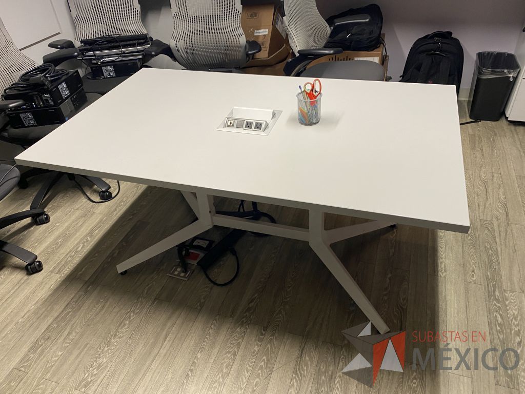Lote 030 - Mesa de trabajo con 4 patas metálicas y 2 Sillas de visita Knoll con 4 patas - Imagen 11