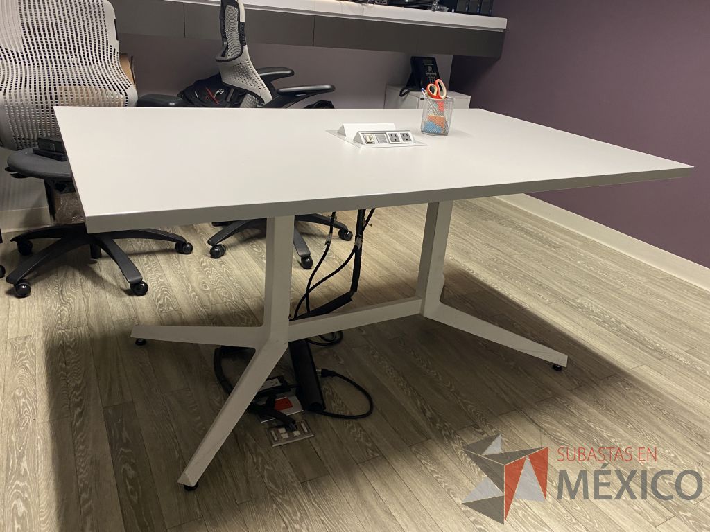 Lote 030 - Mesa de trabajo con 4 patas metálicas y 2 Sillas de visita Knoll con 4 patas - Imagen 9
