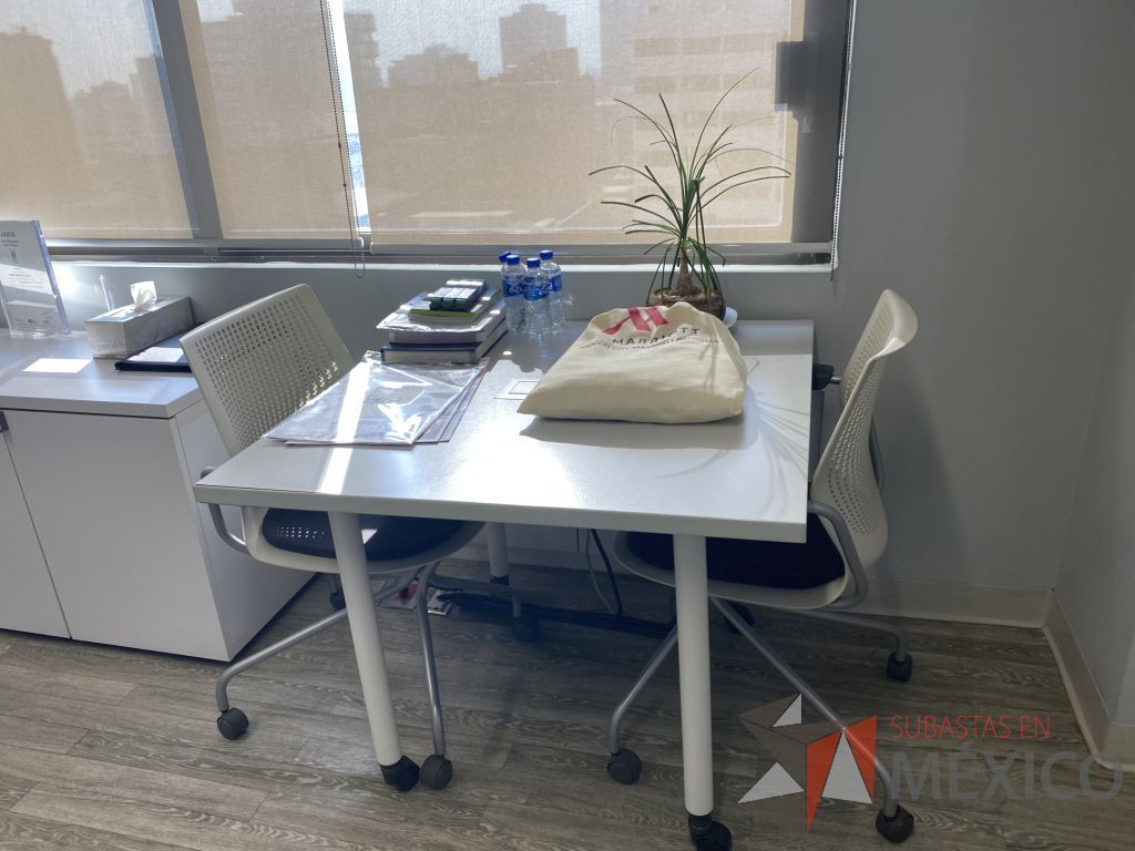 Lote 038 - Mesa de trabajo cuadrada con ruedas y 4 Sillas de visita Knoll con 4 patas