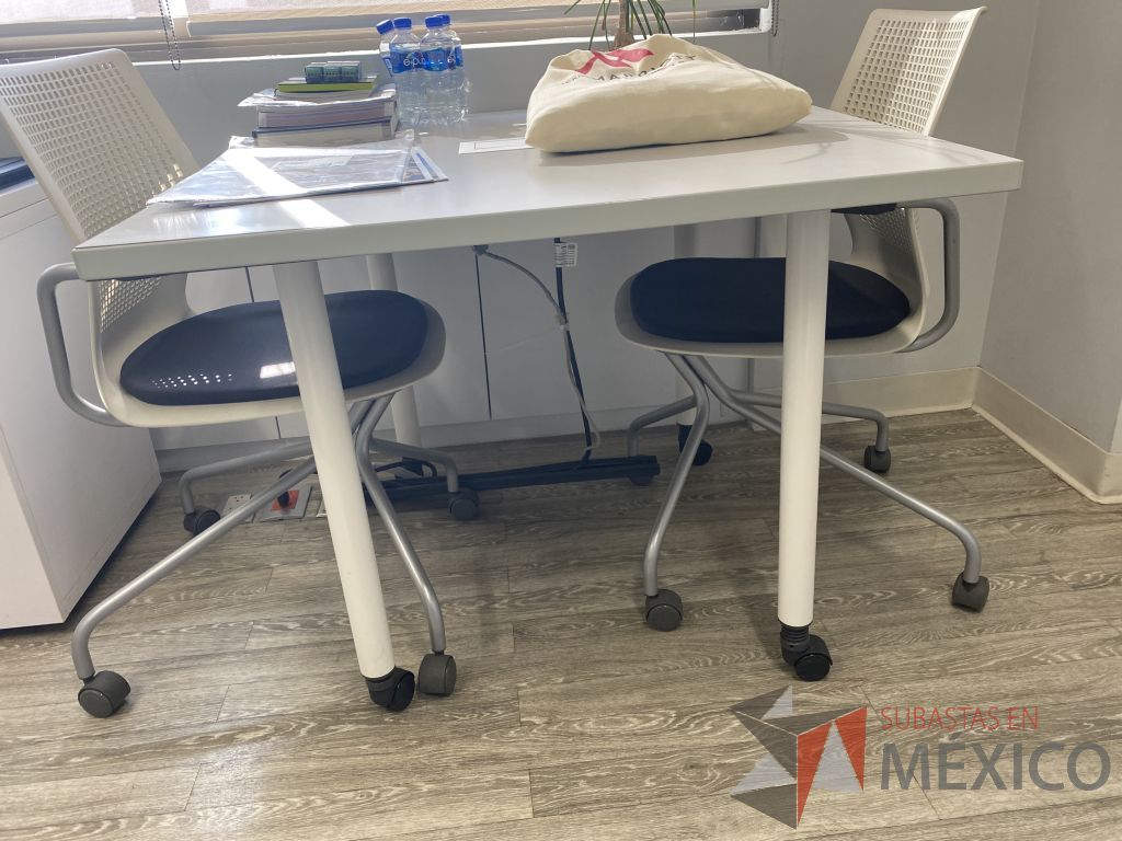 Lote 038 - Mesa de trabajo cuadrada con ruedas y 4 Sillas de visita Knoll con 4 patas - Imagen 8