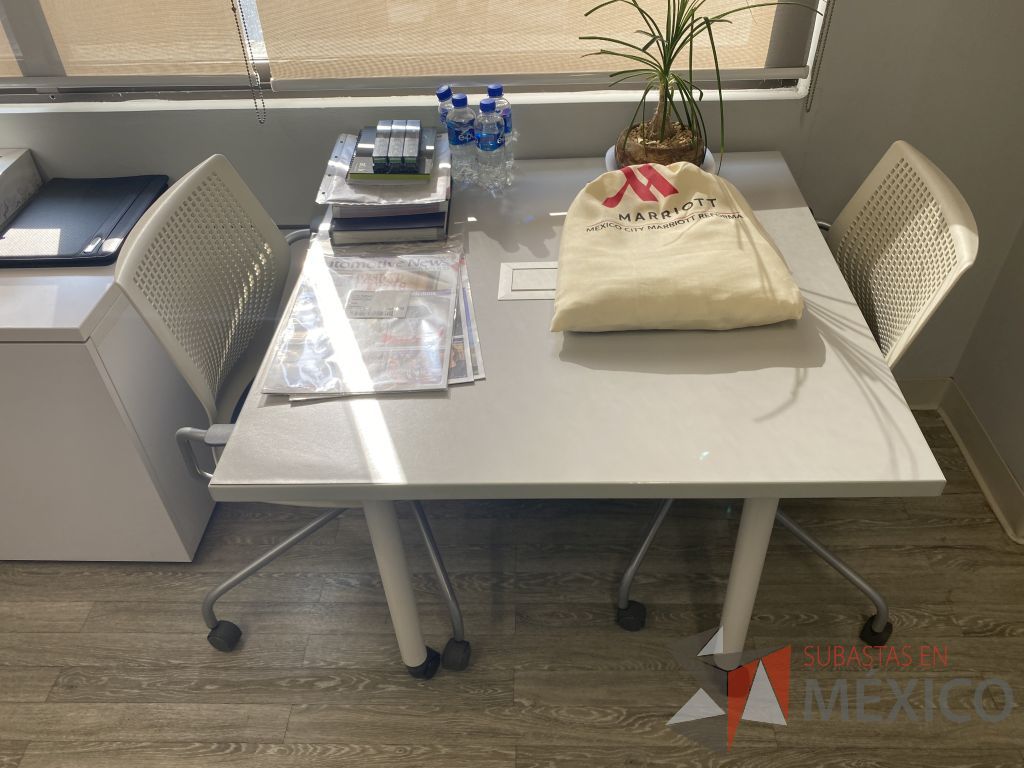 Lote 038 - Mesa de trabajo cuadrada con ruedas y 4 Sillas de visita Knoll con 4 patas - Imagen 9