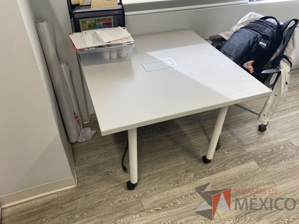 Lote 007 - Mesa de trabajo cuadrada con ruedas y 4 Sillas de visita Knoll