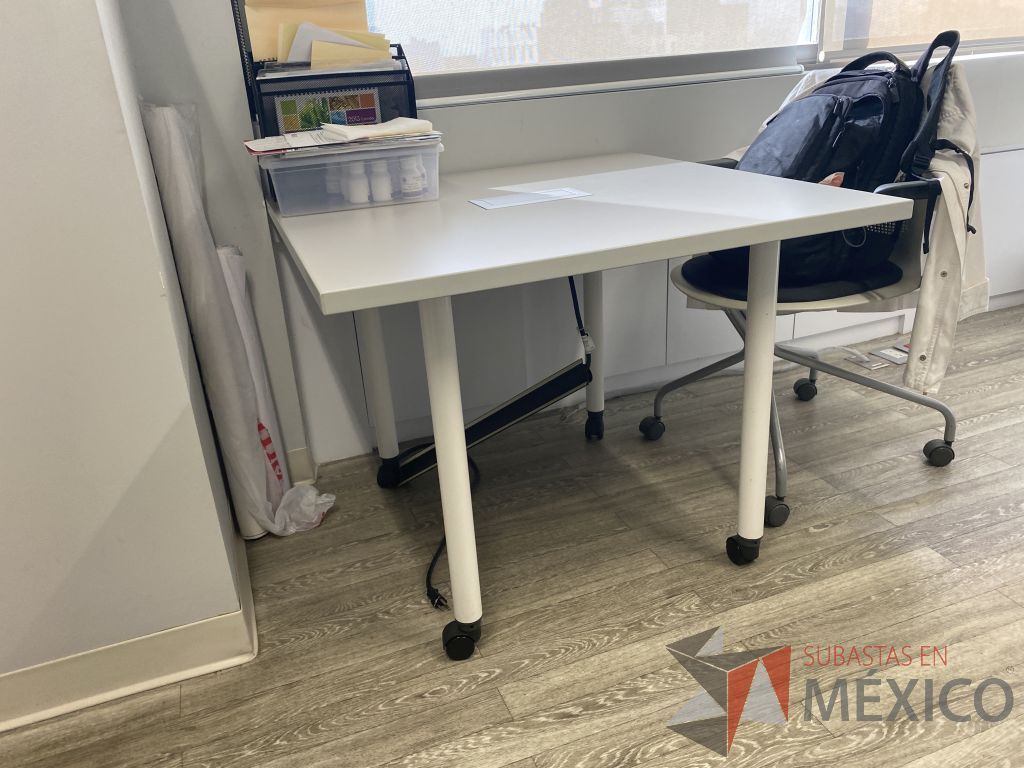 Lote 007 - Mesa de trabajo cuadrada con ruedas y 4 Sillas de visita Knoll - Imagen 9