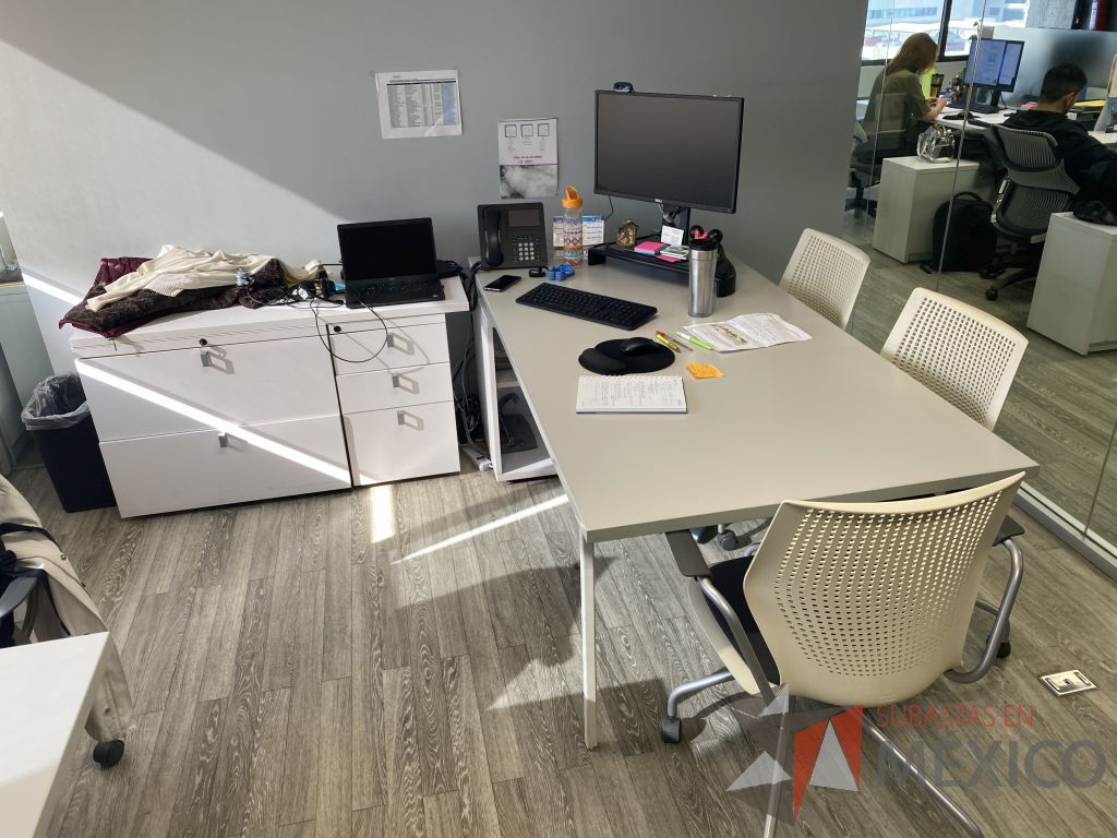 Lote 010 - Oficina Ejecutiva con Escritorio en escuadra con 2 patas metálicas con credenza y Archivero vertical de 3 cajones