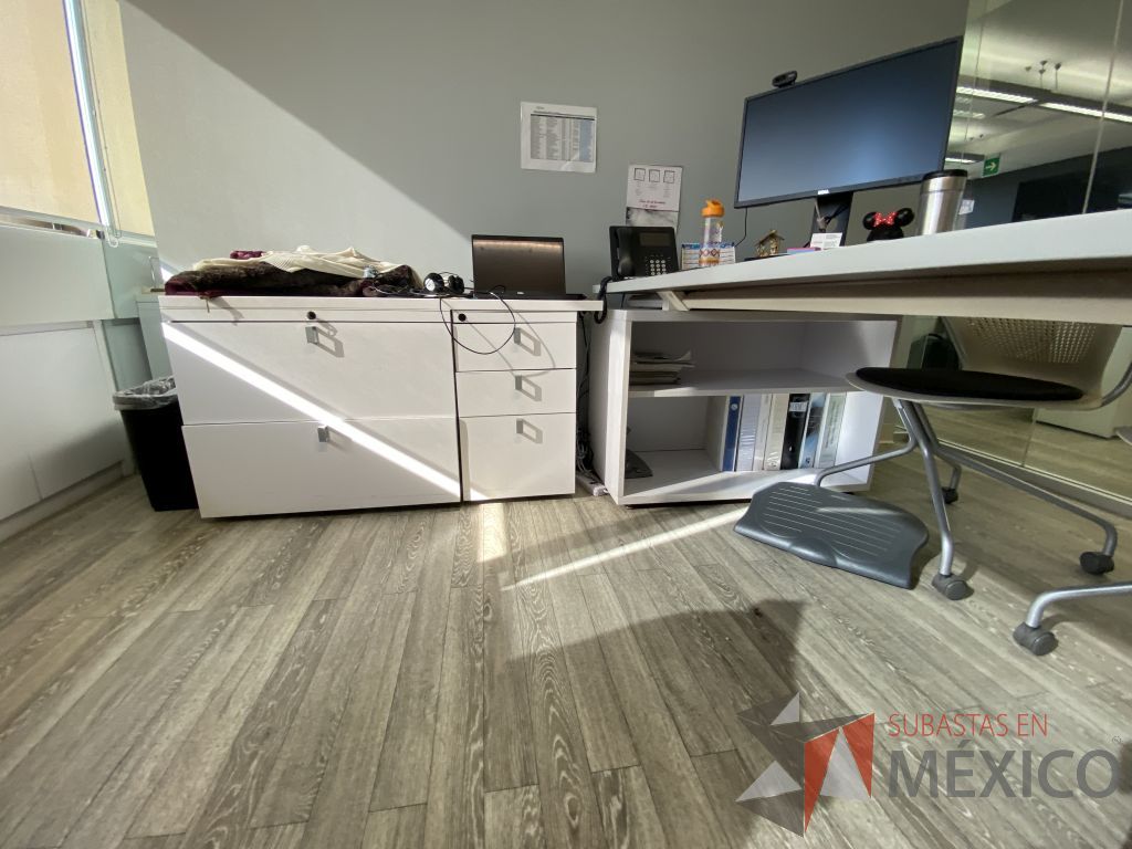 Lote 010 - Oficina Ejecutiva con Escritorio en escuadra con 2 patas metálicas con credenza y Archivero vertical de 3 cajones - Imagen 2