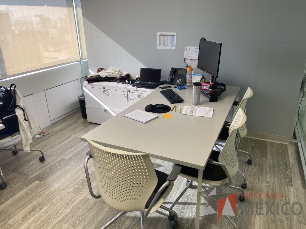 Lote 010 - Oficina Ejecutiva con Escritorio en escuadra con 2 patas metálicas con credenza y Archivero vertical de 3 cajones - Imagen 3