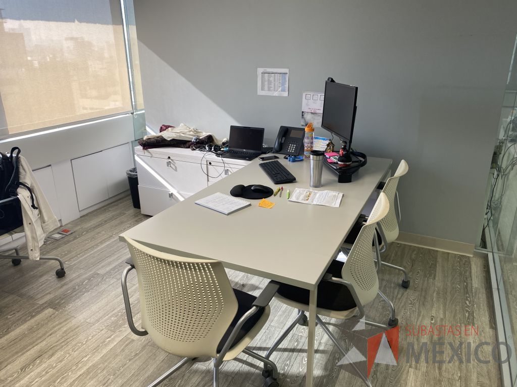 Lote 010 - Oficina Ejecutiva con Escritorio en escuadra con 2 patas metálicas con credenza y Archivero vertical de 3 cajones - Imagen 4