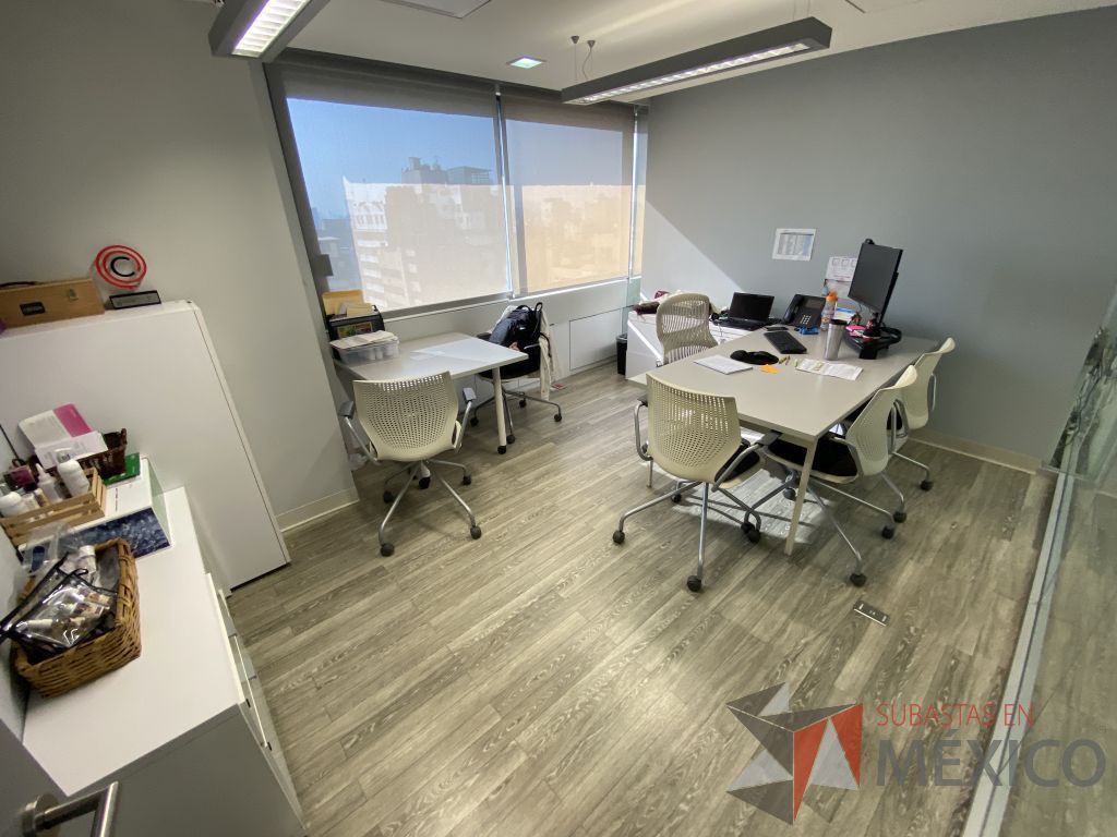 Lote 010 - Oficina Ejecutiva con Escritorio en escuadra con 2 patas metálicas con credenza y Archivero vertical de 3 cajones - Imagen 5
