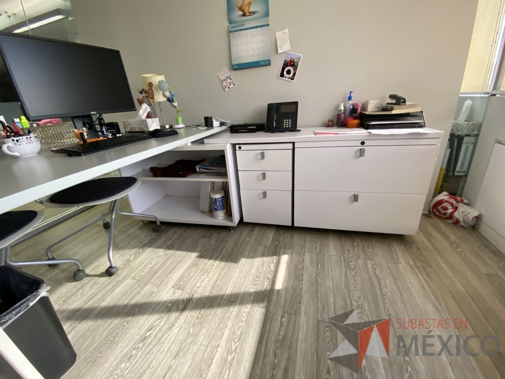 Lote 011 - Oficina Ejecutiva con Escritorio en escuadra con 2 patas metálicas con credenza y Archivero vertical de 3 cajones - Imagen 13