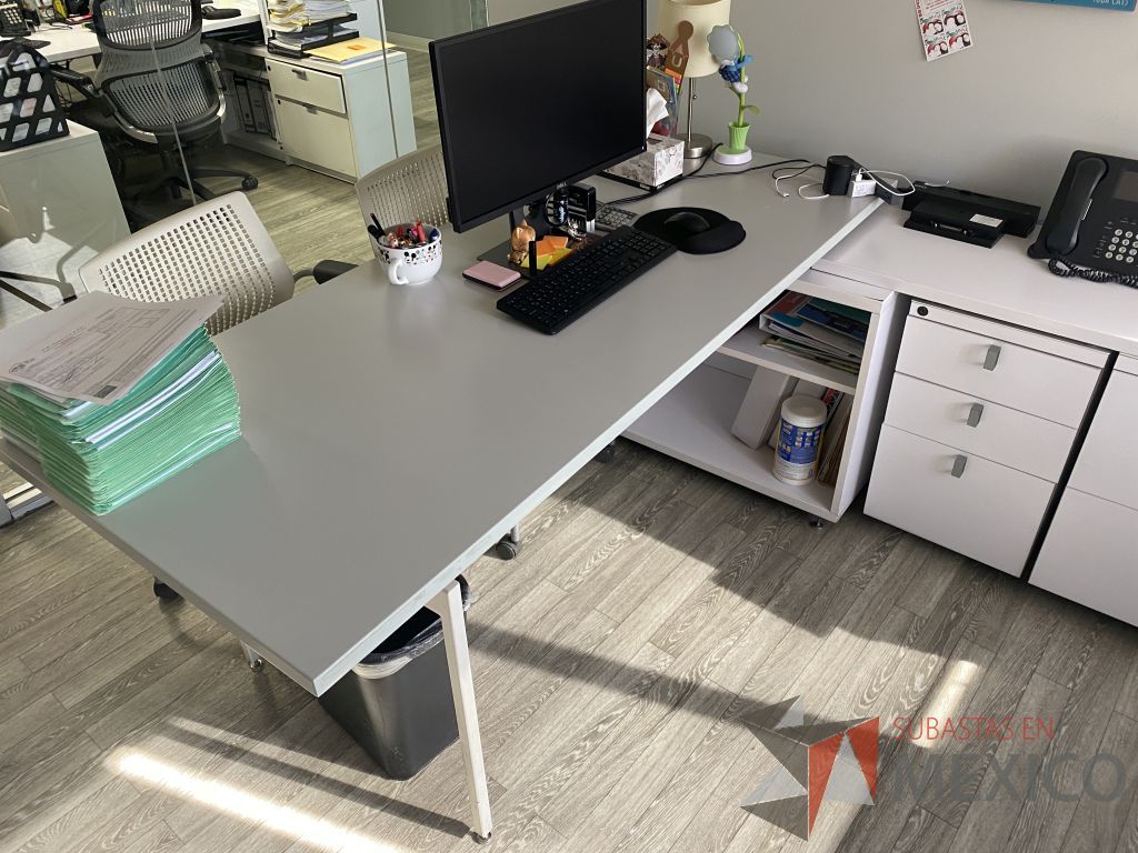 Lote 011 - Oficina Ejecutiva con Escritorio en escuadra con 2 patas metálicas con credenza y Archivero vertical de 3 cajones - Imagen 7