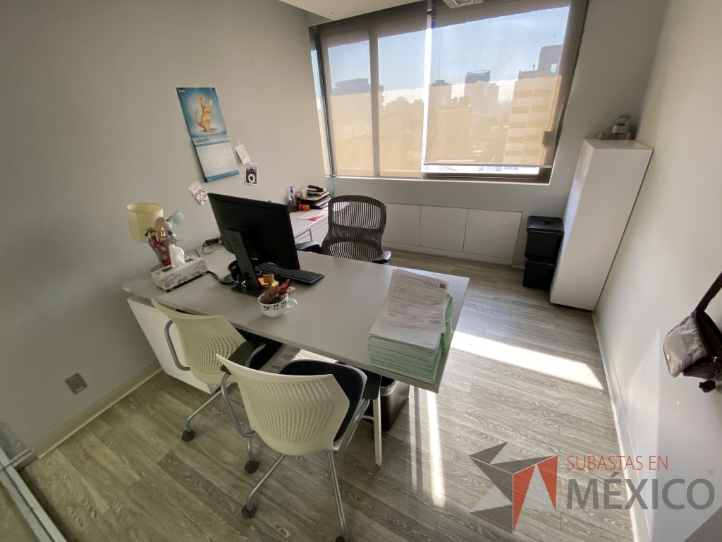 Lote 011 - Oficina Ejecutiva con Escritorio en escuadra con 2 patas metálicas con credenza y Archivero vertical de 3 cajones
