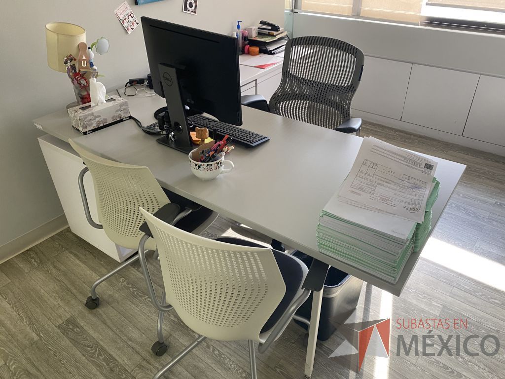 Lote 011 - Oficina Ejecutiva con Escritorio en escuadra con 2 patas metálicas con credenza y Archivero vertical de 3 cajones - Imagen 9