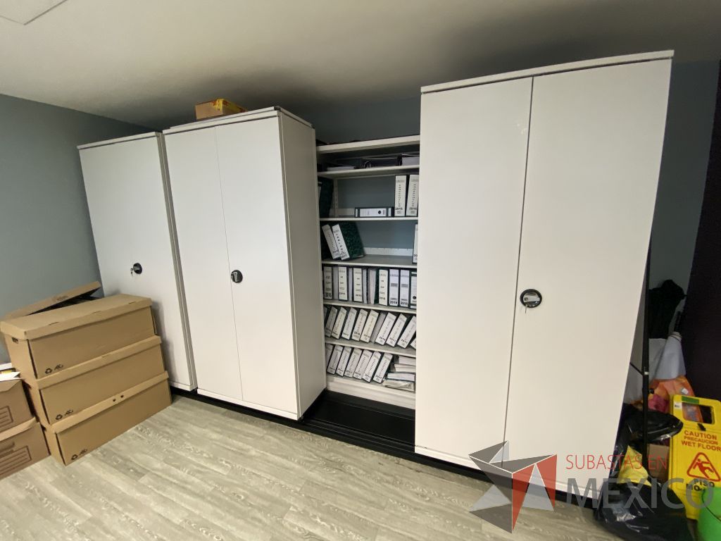 Lote 040 - Sistema de archivo móvil con puertas y sistema de riel para su movimiento - Imagen 8