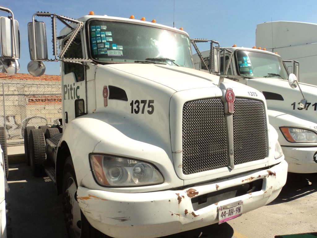 Lote 002 - Tractocamión Kenworth 2013 PX-8, Fuller 10 Vel., 40,000 lbs.