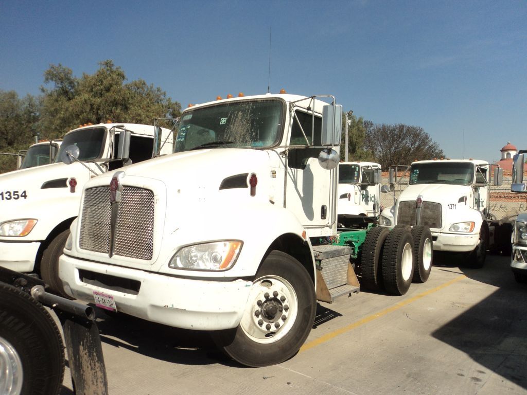 Lote 004 - Tractocamión Kenworth 2013 PX-8, Fuller 10 Vel., 40,000 lbs. - Imagen 2