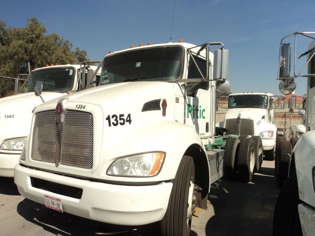 Lote 005 - Tractocamión Kenworth 2013 PX-8, Fuller 10 Vel., 40,000 lbs. - Imagen 3