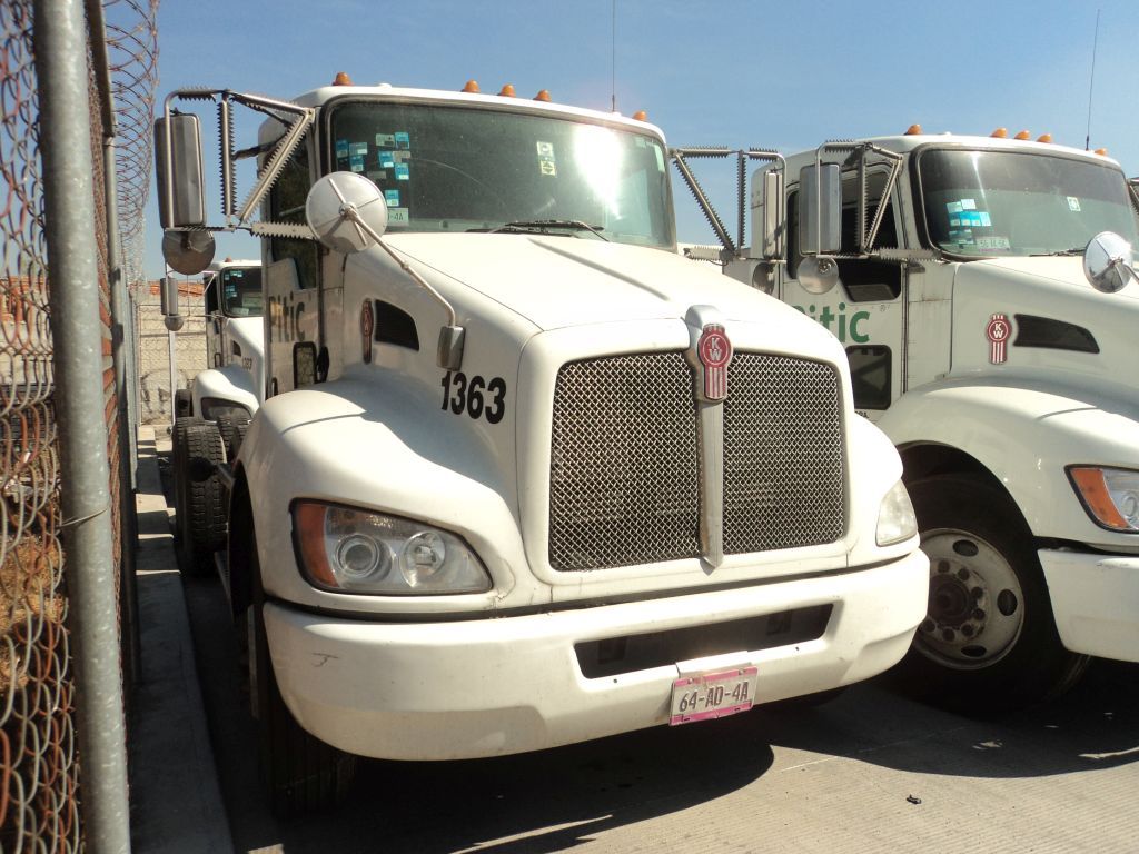 Lote 006 - Tractocamión Kenworth 2013 PX-8, Fuller 10 Vel., 40,000 lbs.