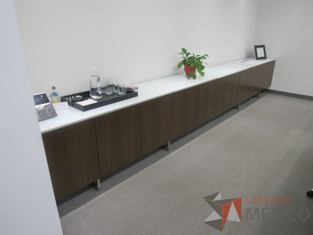 Lote 018 - Credenza con base metálica, 9 puertas y cubierta de vidrio - Imagen 6