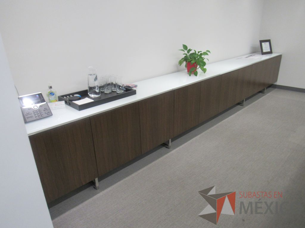Lote 018 - Credenza con base metálica, 9 puertas y cubierta de vidrio - Imagen 5