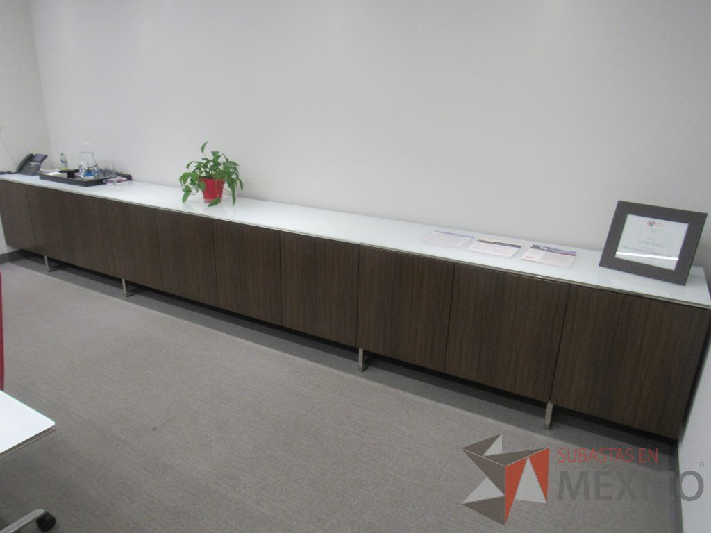 Lote 018 - Credenza con base metálica, 9 puertas y cubierta de vidrio