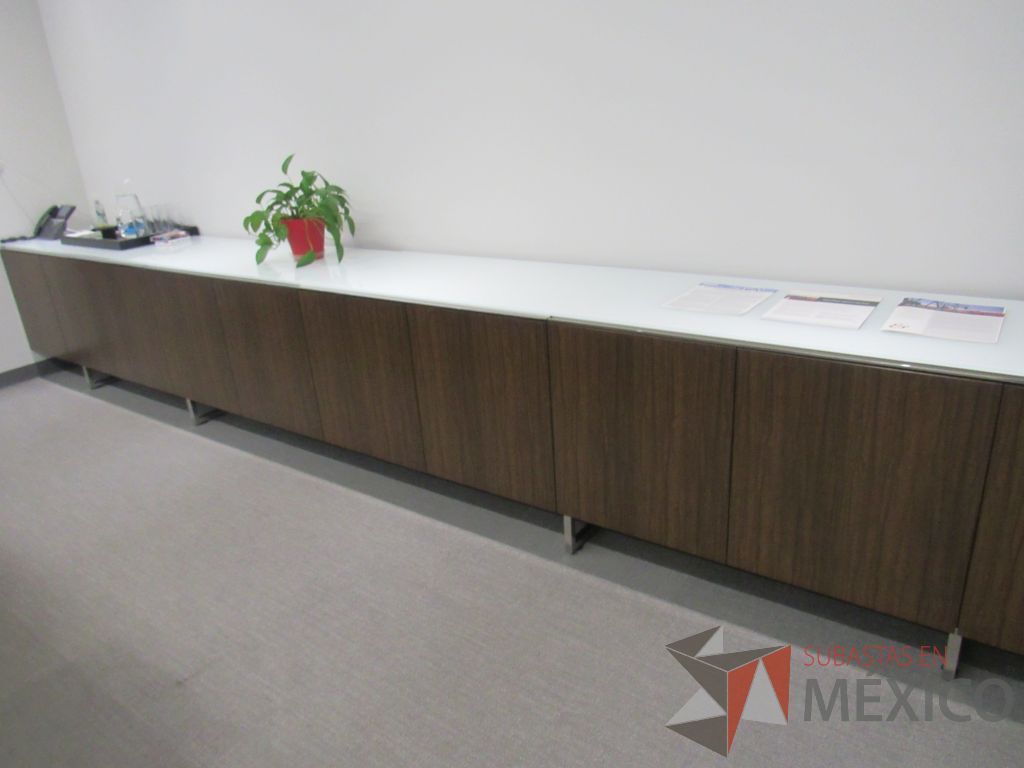 Lote 018 - Credenza con base metálica, 9 puertas y cubierta de vidrio - Imagen 4