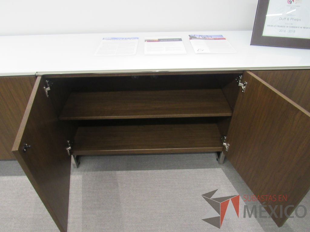 Lote 018 - Credenza con base metálica, 9 puertas y cubierta de vidrio - Imagen 3