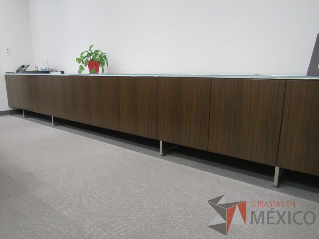 Lote 018 - Credenza con base metálica, 9 puertas y cubierta de vidrio - Imagen 2
