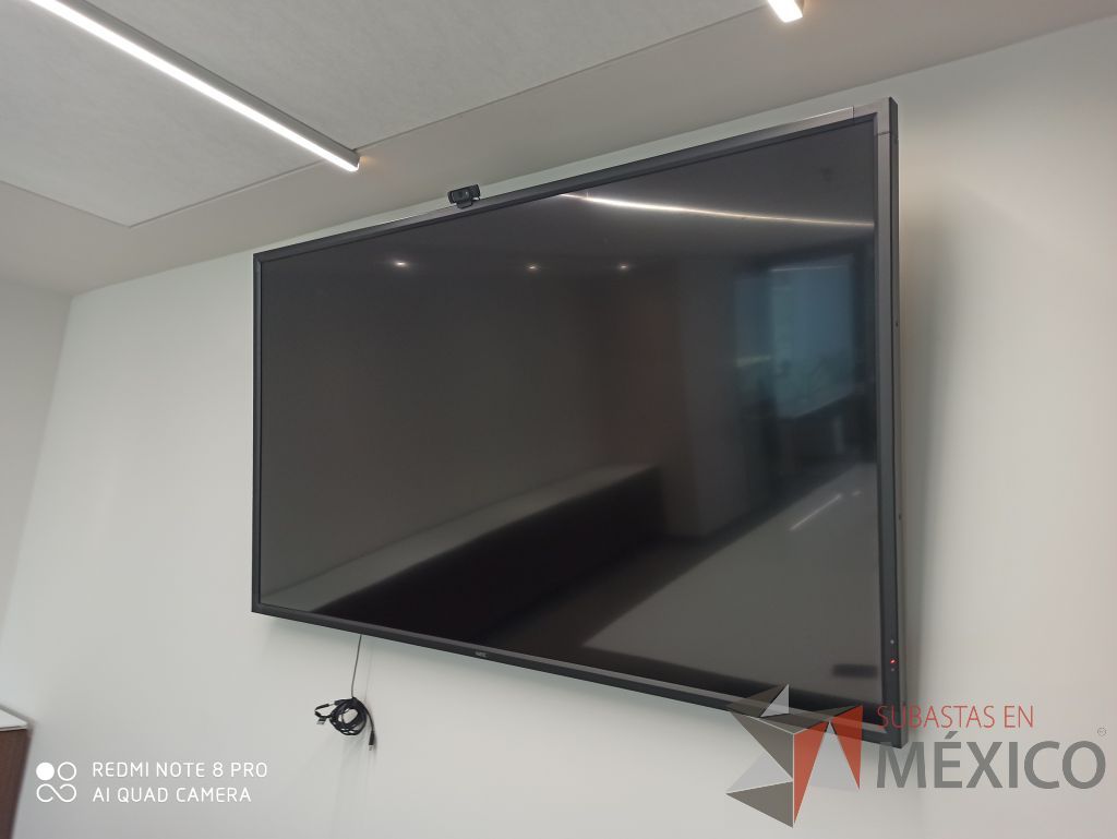 Lote 093 - Monitor de 80 " pulgadas con soporte de pared y control, Marca Nec