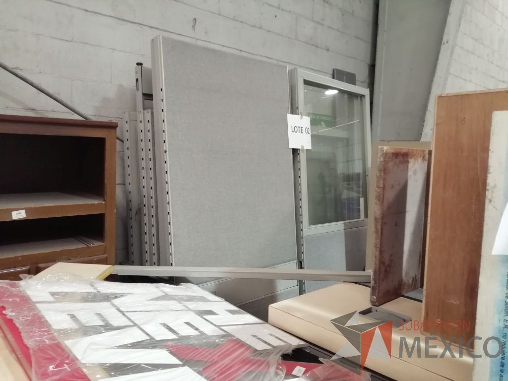 Lote 004 - 35 Mesas de media luna, 60 Sillones de 1 plaza y lote de madera - Imagen 39