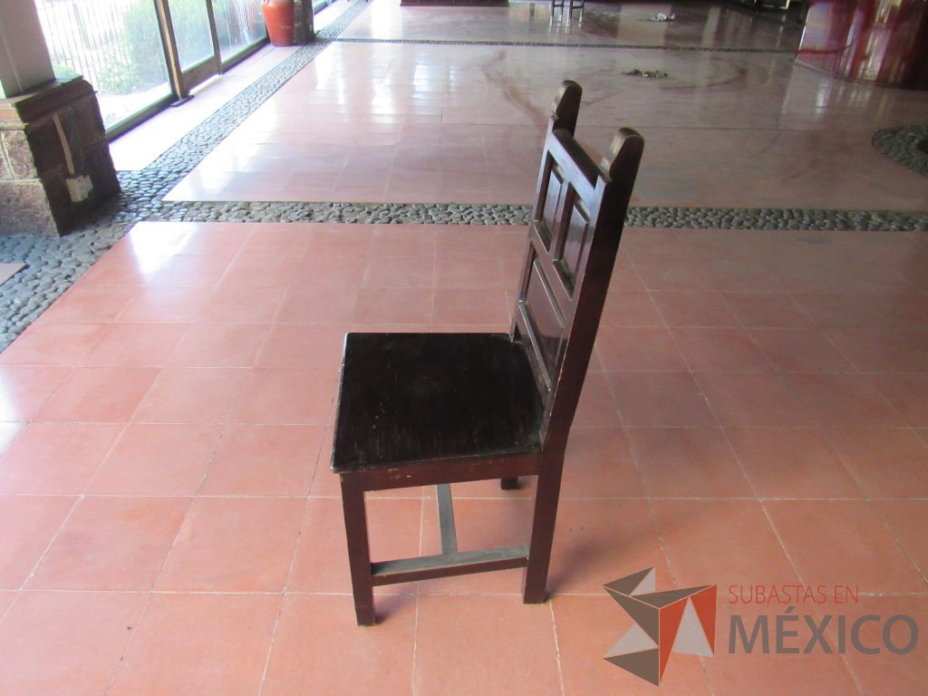 Lote 002 - 5 Sillas de visita de madera de 4 patas color café. - Imagen 3