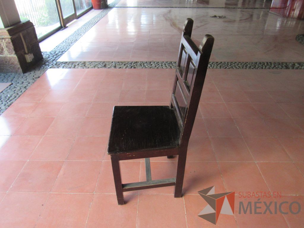 Lote 002 - 5 Sillas de visita de madera de 4 patas color café. - Imagen 4