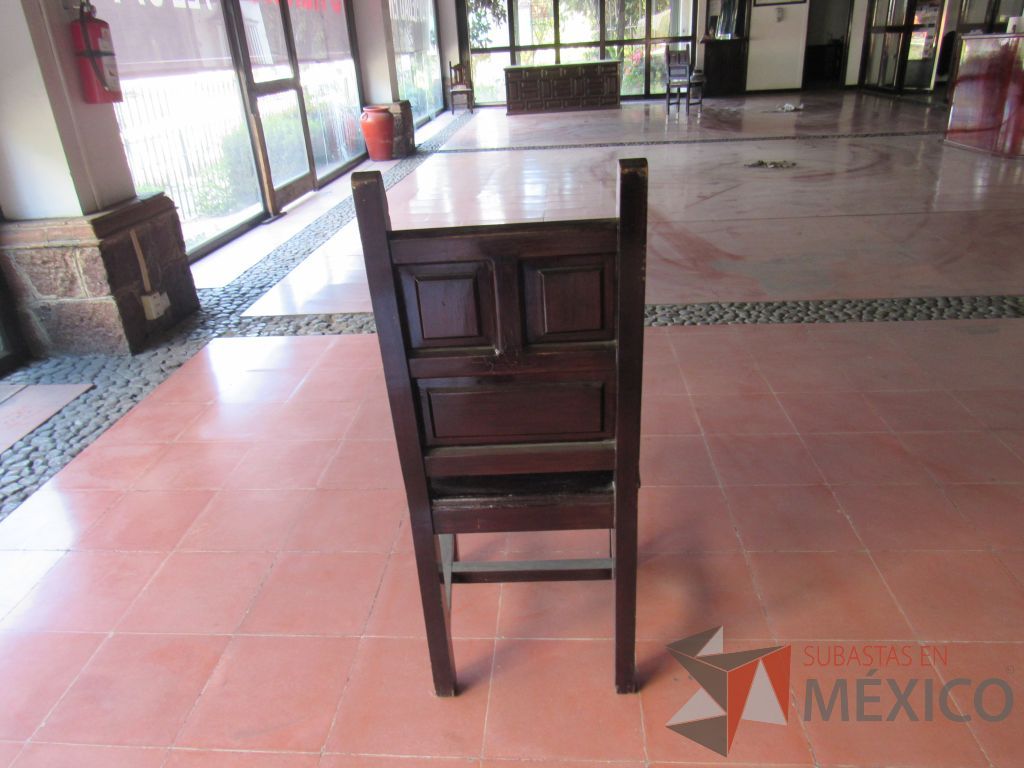 Lote 002 - 5 Sillas de visita de madera de 4 patas color café. - Imagen 5